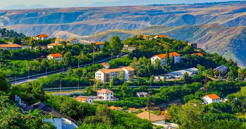 Şəhər, qəsəbə və kəndlərdə hansı ərazilər yaşayış məntəqəsinin torpağı sayılır?