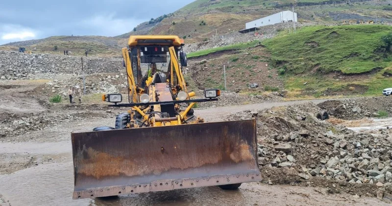 Güclü leysan Daşkəsəndə yolu bağladı, kəndlə əlaqə kəsildi FOTO