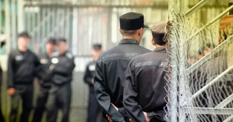 Либо контракт, либо ад : как в российских тюрьмах заставляют идти на войну