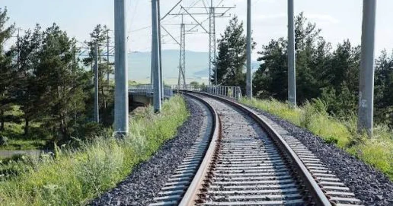 ADY dəmiryol keçidlərində sürücü və piyadaları diqqətli olmağa çağırıb