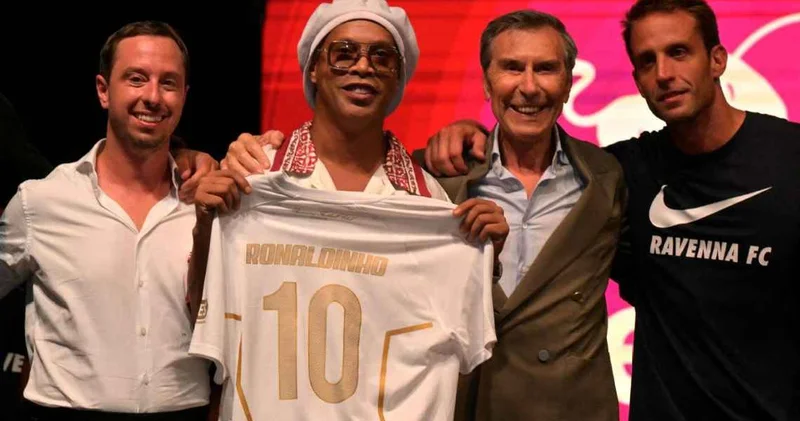 Futbol əfsanəsi 46 yaşında futbola qayıtdı