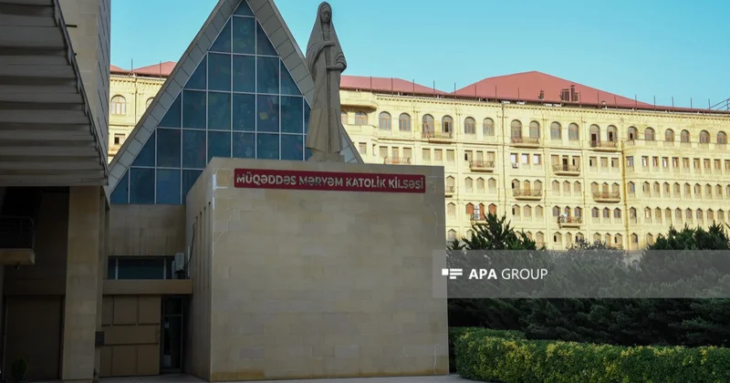 Rahatlıq tapmaq üçün gələnlər, İncil i oxuyub üz tutanlar və pakistanlı rahib... Müqəddəs Məryəm Katolik Kilsəsindən reportaj