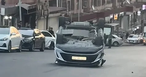 Bakıda sürücü idarəetməni itirdi: Avtomobil aşaraq tərsinə çevrildi