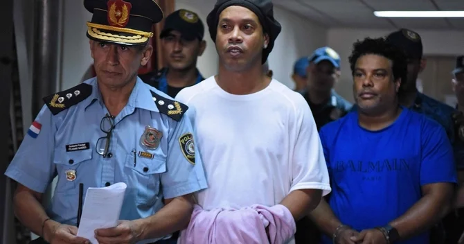 Ronaldinyo həbsxanada çempion olub, mükafat olaraq donuz almağından danışıb