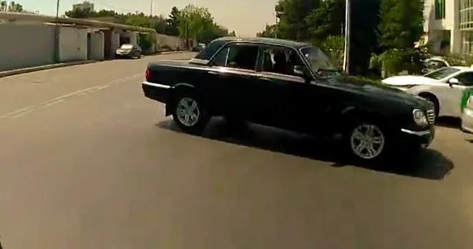 Yol verməyən sürücü motosikletçini təhlükə ilə üz üzə qoydu VİDEO