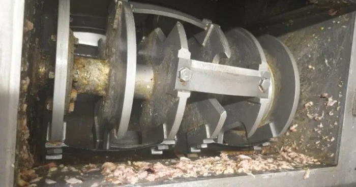 “Azəridad” tüklü toyuqlardan kolbasa hazırlayırmış FOTOLAR