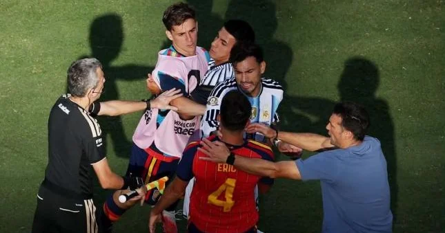 FİFA dan Argentina millisinə və Paredesə sərt cəza