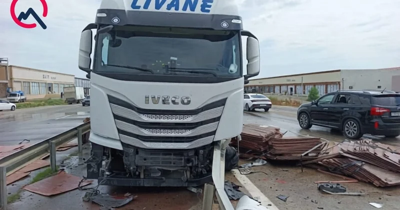 Bakı Qazax yolunda qəza 1 tona yaxın yanacaq yola töküldü