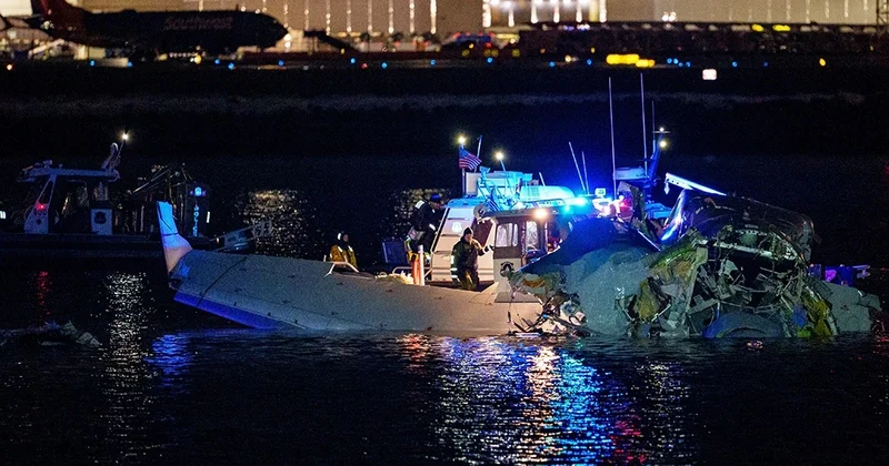 ABŞ üzərində təyyarə ilə toqquşduqdan sonra vertolyot qəzaya uğrayıb, videoya çəkilib