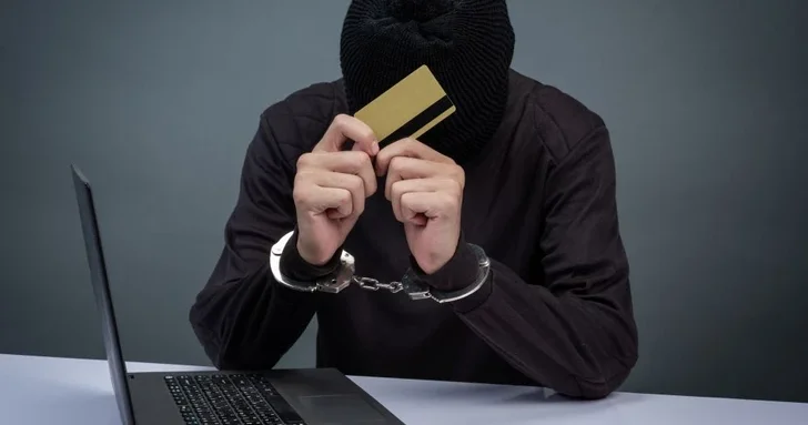 В Азербайджане задержан подозреваемый в создании фейковых страниц НБКО и краже средств граждан