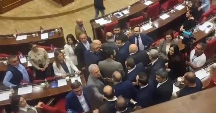 ​Ermənistan parlamentində böhran 16 iclasdır komissiya sədrləri seçilə bilmir…