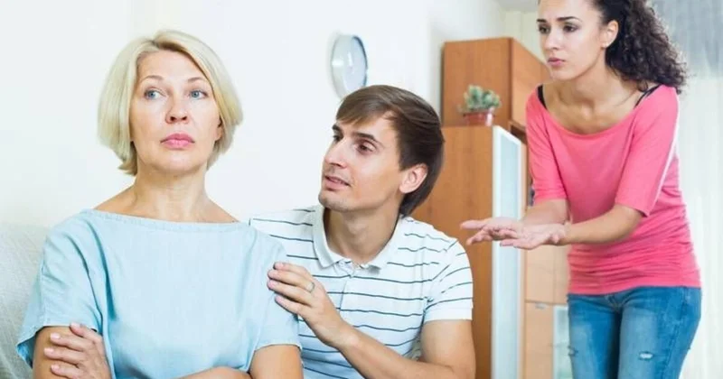 Mamauşağı” olmağın təhlükəsi: Psixoloq izah etdi