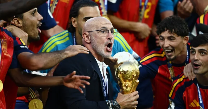 İspaniya Kral Futbol Federasiyası Luis de la Fuente ilə müqavilənin müddətini uzadıb