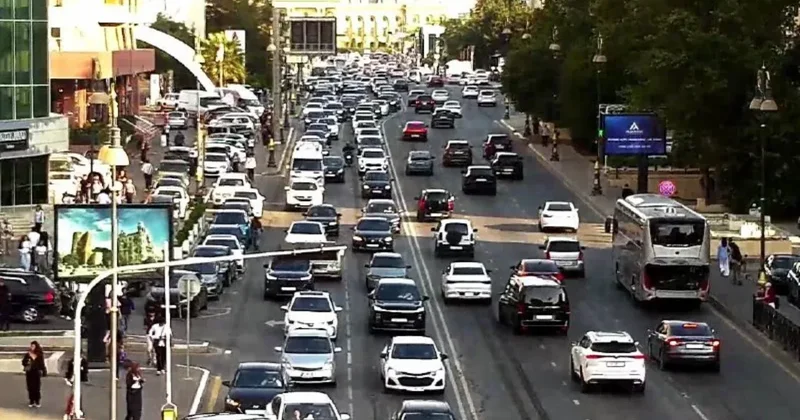 В Баку почти на двух десятках дорог пробки