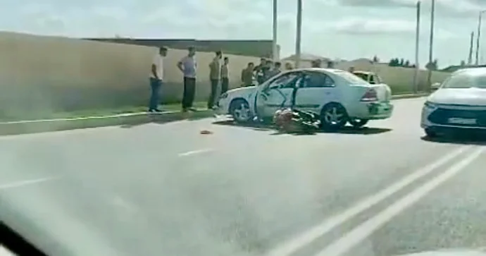 Motosiklet “Nissan”la toqquşdu, sürücü xəsarət aldı VİDEO