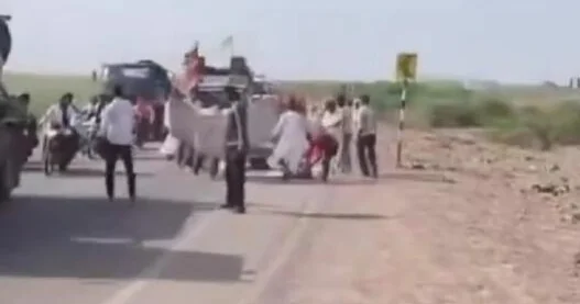 Индиец преодолел 5 км до храма, перекатываясь по земле ВИДЕО