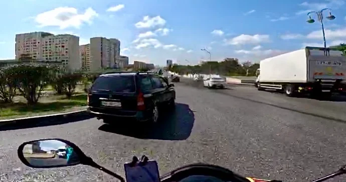 Nişanı saymayan sürücü motosikletin yolunu kəsib təhlükə yaratdı VİDEO