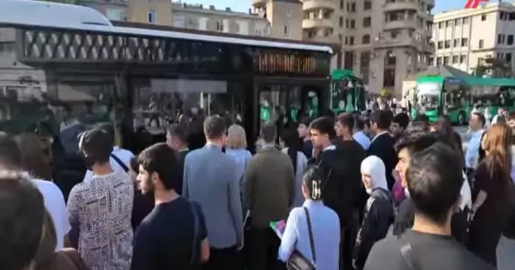 “Xəstəxana bağlanacaq, biz hələ burada qalmışıq” Bakıda səhər tıxacı VİDEO
