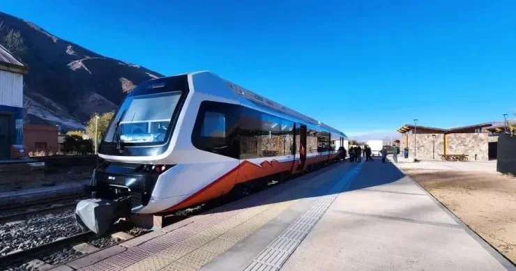 Günəş enerjisi ilə işləyən qatar sərnişin daşımağa başladı