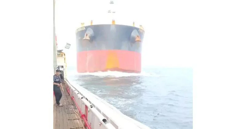 Гигантский сухогруз врезался в китайское рыболовецкое судно возле Сингапура ВИДЕО