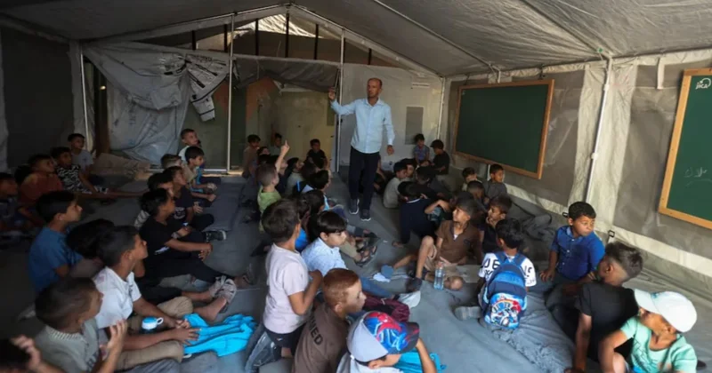 Qəzza zolağındakı şagirdlər üç ildən sonra ilk dəfə əyani təhsilə qayıdıblar Foto