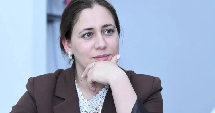 Bir evin içində böyüyən səssizlik...