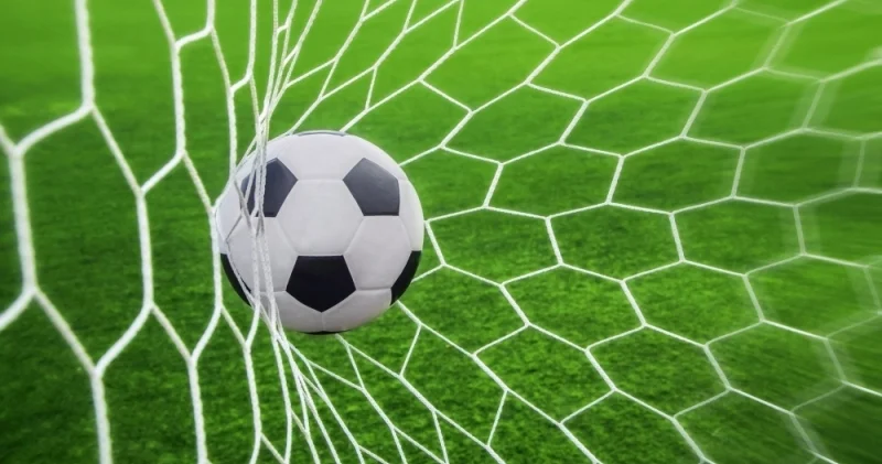 Futbolçu 80 metr məsafədən inanılmaz qol vurdu