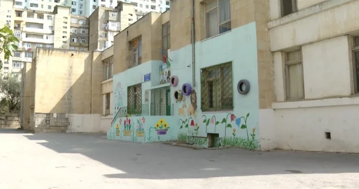 Жители бакинского поселка требуют благоустройства территории яслей детского сада