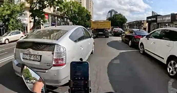 Motosikletçi qəza şəraiti yaradan “Prius” sürücüsünə görün nə dedi VİDEO
