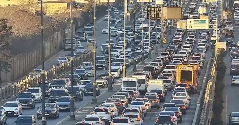 Tıxaca düşən deputat iclasa gecikdi: Üzr istəməlidirlər