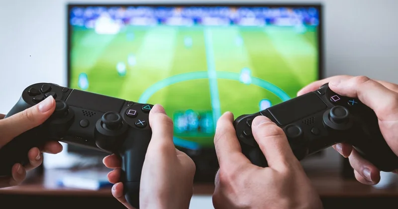 PlayStation oynamaq üçün rabitə quyularının qapaqlarını oğurladılar