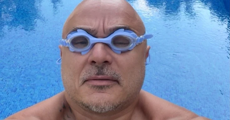 Xalq artisti hovuzdan foto paylaşdı