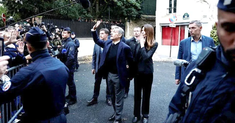Sarkozi sevdiyi romanını da götürüb həbsxanaya daxil oldu