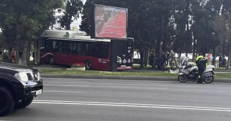 “Bakubus” Bulvara girdi, ağacları aşırtdı VİDEO KONKRET