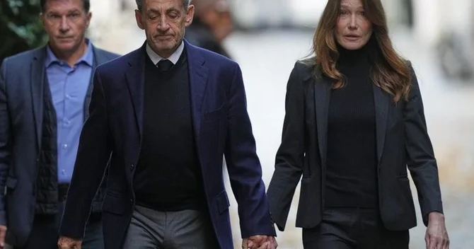 Sarkozi: Barmaqlıqlar arxasına keçən sabiq prezident deyil, günahsız insandır