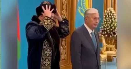 Токаев подарил казахский национальный костюм Ильхаму Алиеву