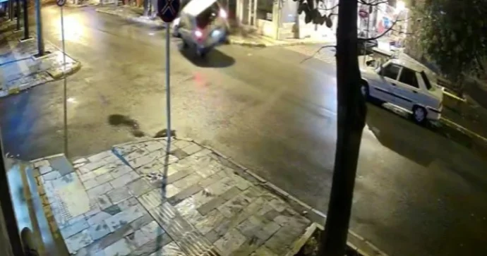 Qəzaya düşən maşın aşdı; 8 aylıq körpəni yoldan keçənlər xilas etdi ANBAAN VİDEO