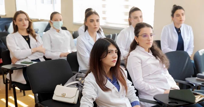 Tibb Universitetini bitirənlərin neçə faizi xaricdə işləyir? RƏSMİ