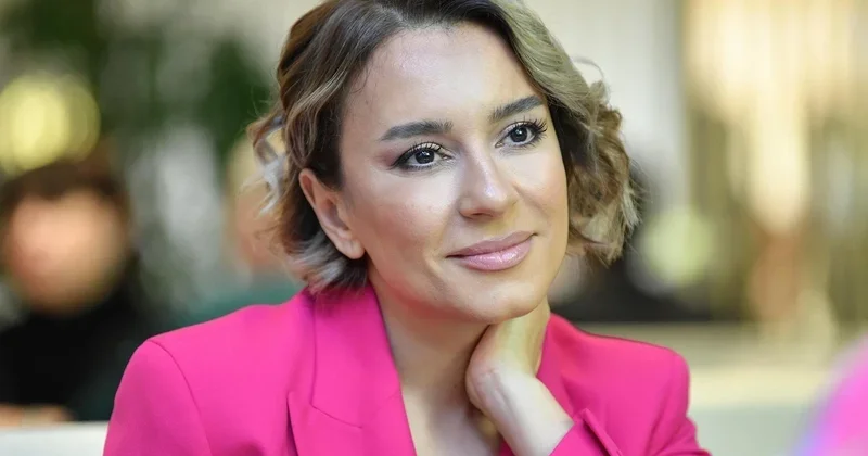 Sevgi vardır üzü xoş, daxili bir qorxulu yar... Günün mahnısı