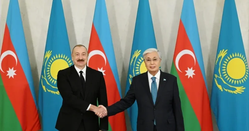Tokayev İlham Əliyevə qazax milli geyimini hədiyyə edib