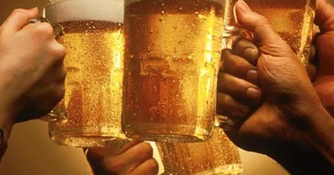 Müdirinin aldığı pivədən komaya düşüb öldü FOTO