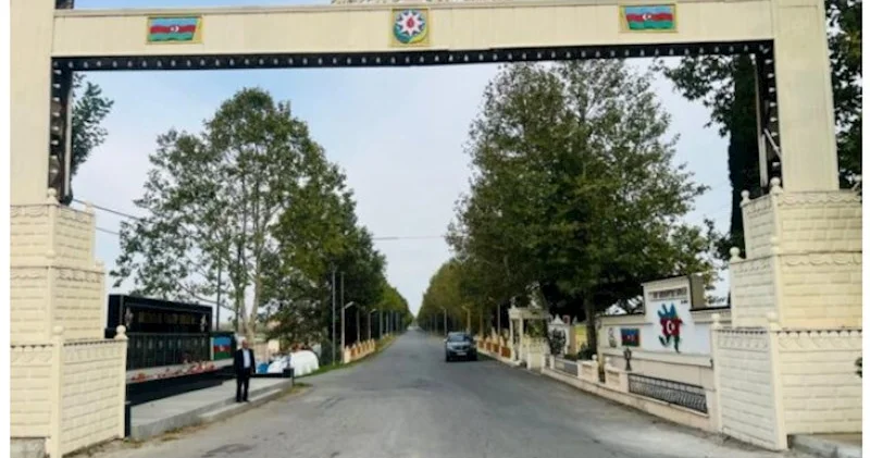 Bir yol gedir Kolanıya…