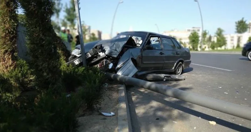 Astarada avtomobil dirəyə çırpıldı Sürücü yaralandı