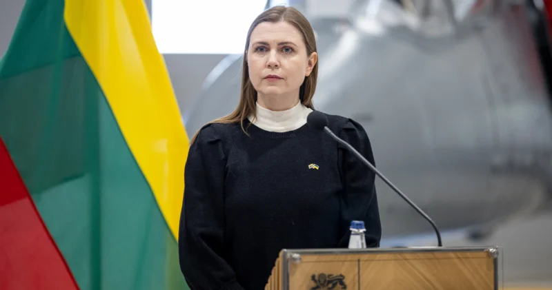 Baş nazirlə mübahisə müdafiə nazirinin istefası ilə nəticələndi