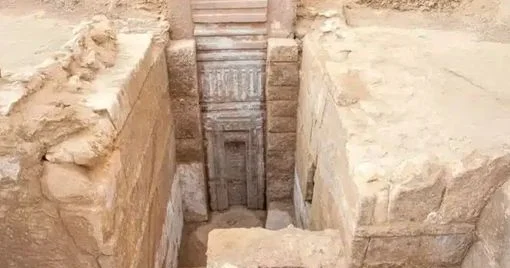 Misirdə sirli bir qədim çəhrayı qapı aşkar edilib ki, onu açmaq mümkün deyil