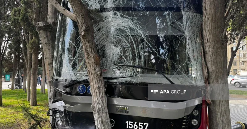 Bakıda sərnişin avtobusu qəza törədib FOTO