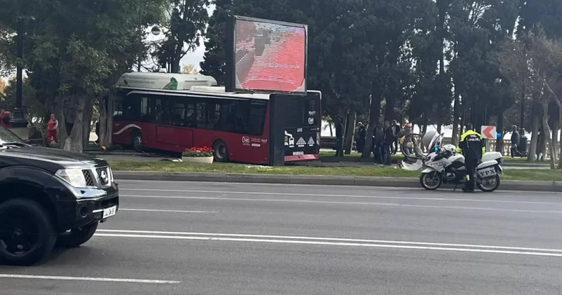 Серьёзная авария BakuBus в центре столицы Есть пострадавшие / ФОТО / ВИДЕО
