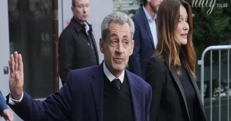 Sarkozinin bütün övladları həbsxanaya gedən atalarını dəstəkləməyə gəldilər FOTOLENT