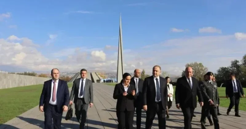Gürcüstan müdafiə naziri “erməni soyqırımı abidəsi”ni ziyarət etdi