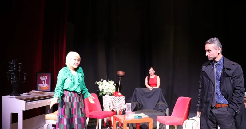 İstanbuldakı Türkiyə Azərbaycan Teatrı mövsümün açılışını Bəxtiyar Vahabzadəyə həsr edib